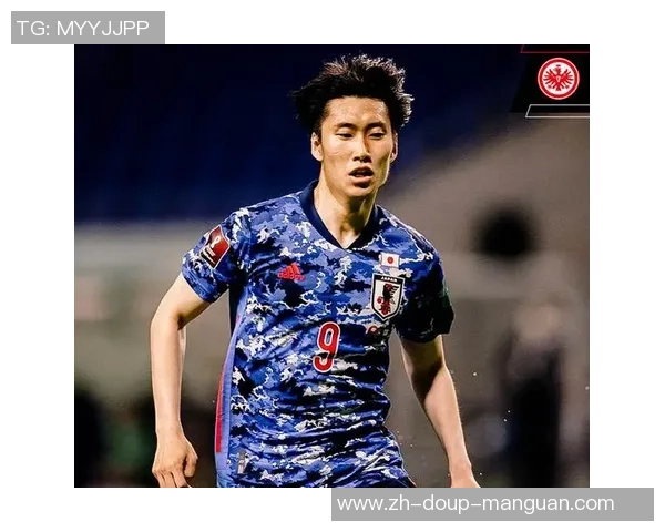 日本球员持“日本最终兵”相片合影，英超球队致歉